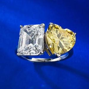 Dettaglio macro dell'anello Toi et Moi con gemma bianca rettangolare e cuore giallo