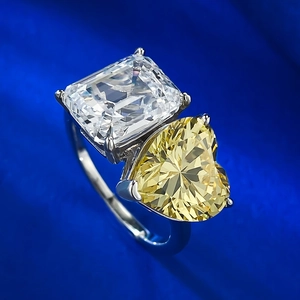 Dettaglio dell'anello in argento S925 con pietra rettangolare e cuore giallo