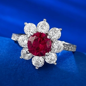 Détail macro d'une bague fleur en rubis de 1 carat avec halo de diamants sur argent