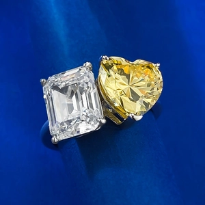Anello Toi et Moi con pietra taglio smeraldo e gemma gialla a forma di cuore