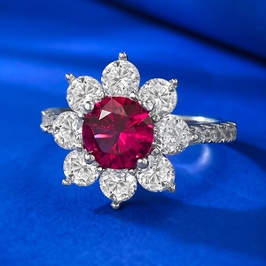 Bague fleur en argent S925 avec rubis sang de pigeon 1ct et sertissage pavé brillant