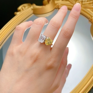 Dettaglio anello in argento S925 con pietre a cuore giallo e taglio a smeraldo