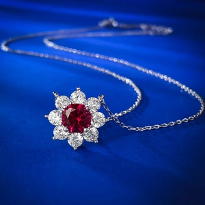 Elegante collana con ciondolo a fiocco di neve in argento S925 e gemma rossa brillante