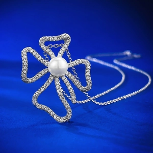 Elegant S925 silver necklace with a 8mm pearl and floral zircon pendant on blue velvet