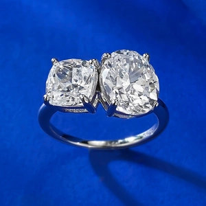 Vista macro del anillo de plata 925 con grabado S925 y detalle de dos piedras grandes