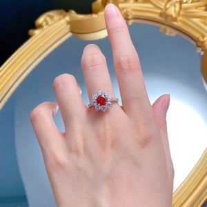 Vue détaillée d'une bague en argent S925 avec une pierre rouge florale et des zircons