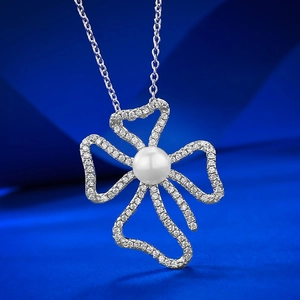 925 silver necklace with 8mm natural pearl in a sparkling clover petal pendant