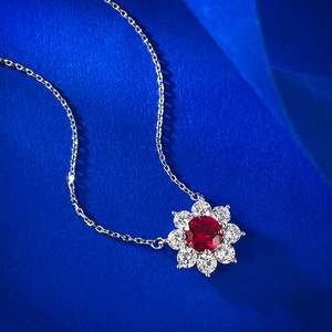 Collana in argento sterling con pendente in rubino da 1 carato e dettagli moissanite