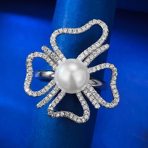 Bague en argent 925 avec perle naturelle 8mm et nœud en zircon sur support bleu