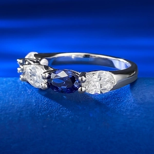 Détail macro de bague en argent S925 avec pierre bleue ovale et accents de zircon blanc