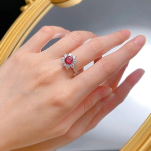 Bague en argent S925 avec pierre précieuse rouge et halo flocon de neige portée