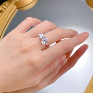 Elegante anillo Toi et Moi de plata S925 con piedras ovaladas y de cojín en el dedo