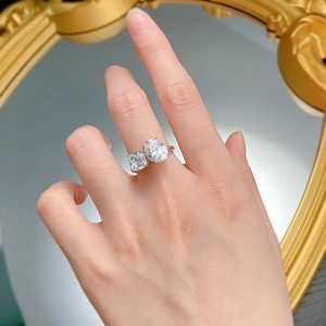 Detalle del anillo de plata S925 con diamantes simulados dobles en corte ovalado y cojín