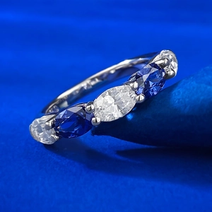 Bague en argent S925 avec cinq diamants ovales bleus et blancs dans un sertissage classique