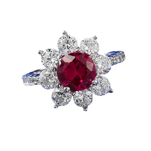 Bague en argent S925 ornée d'un rubis sang de pigeon en fleur avec halo de diamants