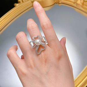 Gros plan détaillé d'une bague perle naturelle 8mm sertie de diamants en forme de nœud