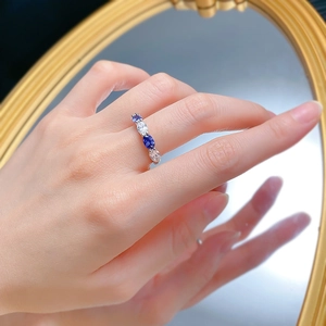 Détail de la bague en argent sertie de saphirs bleus ovales et de diamants blancs
