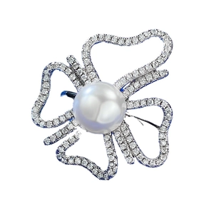 Bague élégante en argent 925 avec perle de 8mm et pétales en cœur sur fond blanc uni