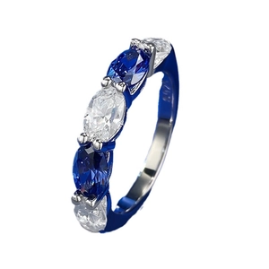 Bague en argent S925 avec pierres ovales bleu tanzanite et blanches sur un anneau