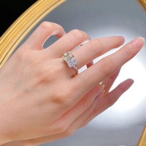 Primer plano de anillo Toi et Moi de plata con piedras cuadradas amarillas y blancas