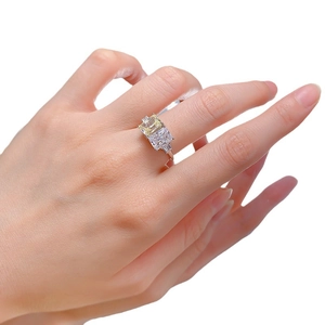 Anillo de plata S925 con diamantes amarillos y blancos de corte esmeralda dual