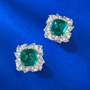 Orecchini a perno vintage in smeraldo quadrato con halo di zirconi su seta blu
