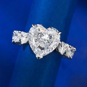 Bague élégante en argent s925 avec cristaux en forme de cœur sur velours bleu