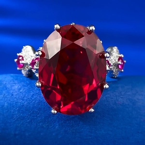 Bague luxueuse en argent 925 avec une grande pierre rouge sang de pigeon et des diamants