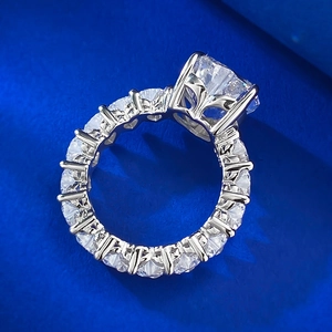 Vue détaillée d'une bague solitaire en diamant taille carrée avec anneau éternité
