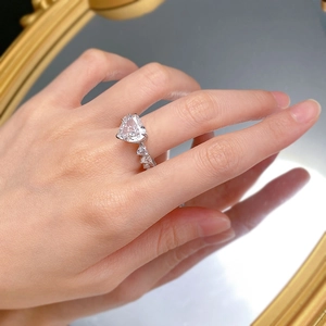 Détails d'une bague de fiançailles avec pierre en cœur de 5 carats et pierres latérales