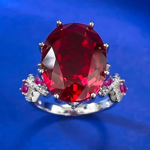 Détail macro d'une bague ovale rubis en argent avec sertissage diamant de luxe