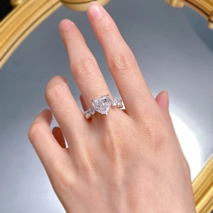 Bague de fiançailles en argent s925 en forme de cœur de 5 carats sur la main du modèle