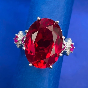 Bague élégante en argent 925 avec pierre ovale rouge rubis et sertissage latéral raffiné