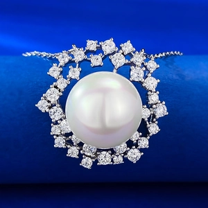 Vue macro d'un collier en argent 925 avec perle et pendentif halo de zircons brillants