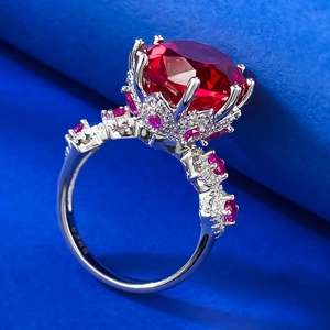 Macro d'une bague en argent 925 avec rubis ovale et pierres roses sur les côtés