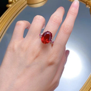 Bague élégante en argent 925 avec rubis ovale et pierres latérales à motif floral