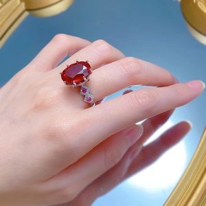 Vue macro d'une bague en argent 925 avec grosse gemme ovale rouge sang de pigeon