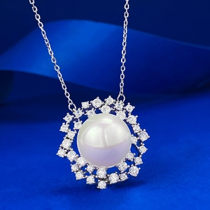 Collier en argent 925 avec pendentif perle et halo de zircons sur fond de soie bleue chic