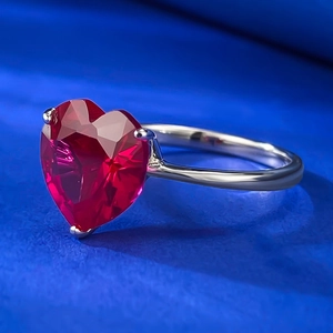Nahaufnahme eines 4-Karat herzförmigen roten Edelsteinrings mit 925 Silberfassung
