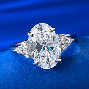 Elegante anello con zircone ovale 8x12mm e pietre laterali in montatura d'argento a 4 griffe