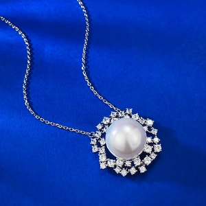Élégant collier en argent 925 avec perle et pendentif halo sur velours bleu