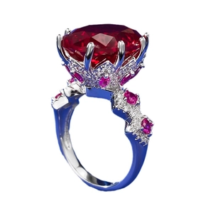 Bague rubis en forme de cœur avec anneau bleu et micro-sertissage de diamants brillants