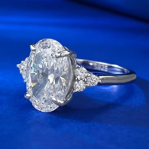 Anello di fidanzamento in argento S925 con diamante ovale 8x12mm per donna elegante