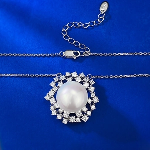 Collier classique en argent 925 avec grosse perle blanche et pendentif halo diamants