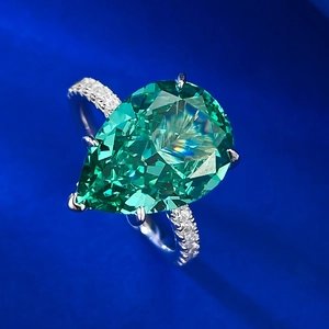 Bague de fiançailles avec diamant carbone vert émeraude taille poire et anneau pavé