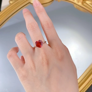 Detailansicht eines herzförmigen 4-Karat-Roten Edelsteinrings aus 925er Silber