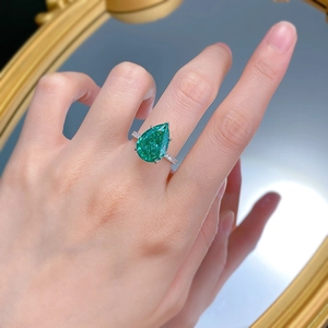 Bague élégante pour femme avec pierre émeraude poire et diamants scintillants