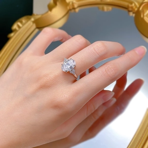 Anello classico con diamante simulato ovale e pietre laterali su fascia argento
