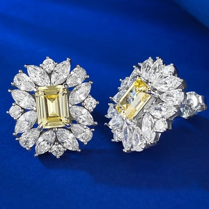 Détail macro du poinçon argent S925 et des boucles d'oreilles fleur en diamant jaune