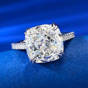 Vista macro dell'anello con diamante cushion 10x10mm e montatura a doppia griffa in argento